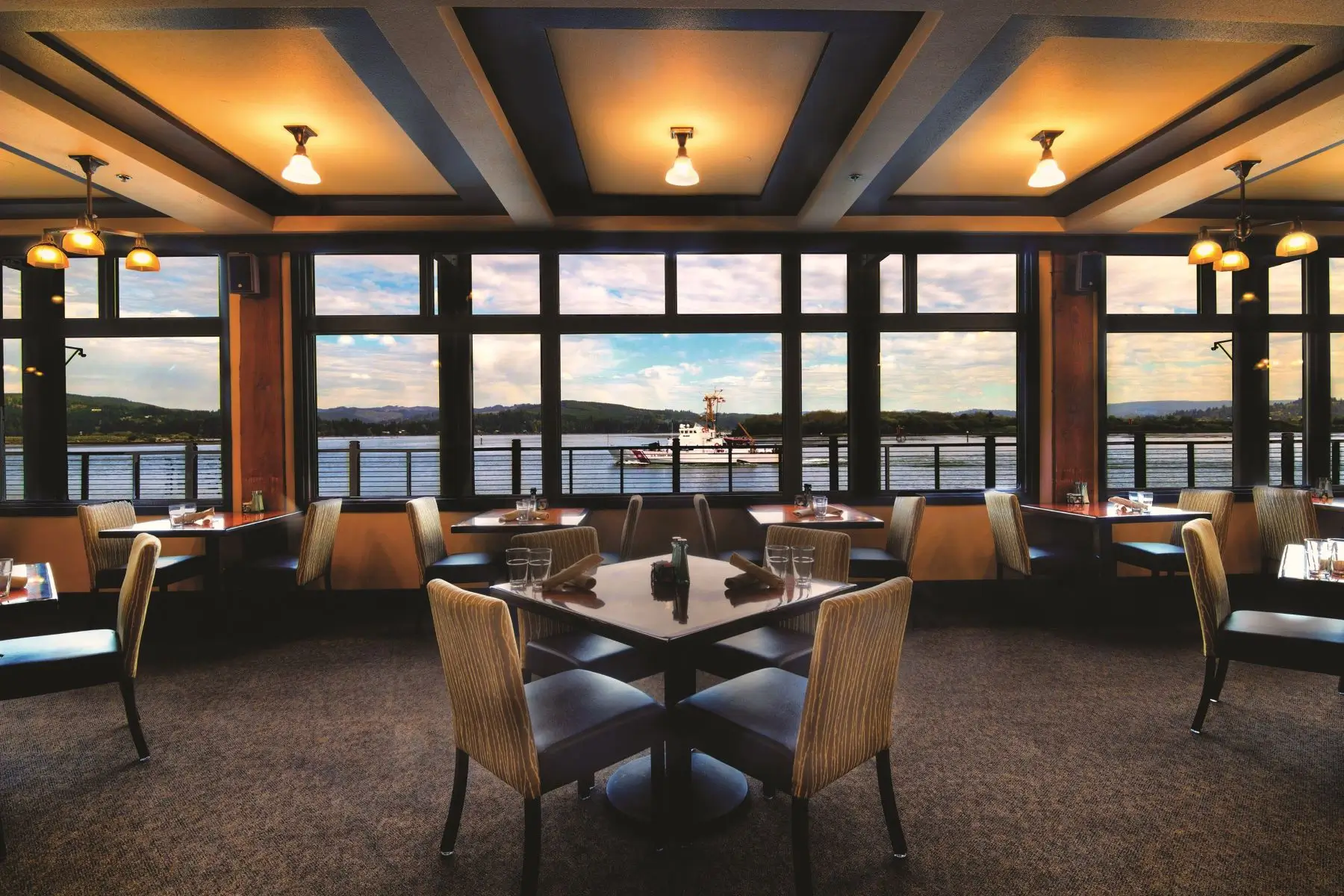Dining & Bars | Coos Bay 1709-Plankhouse-1-Dining