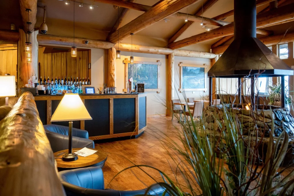 Dining & Bars | Coos Bay 2206-Lobby-Bar-04